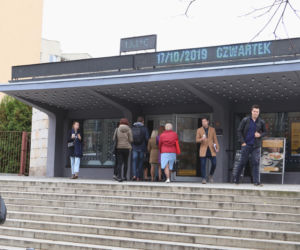 Biją się o darmowe bilety do teatru