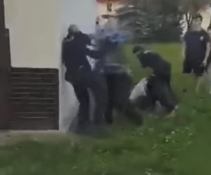 W Pastuchowie biją policję