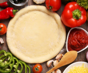 Jak zrobić ciasto na pizzę?