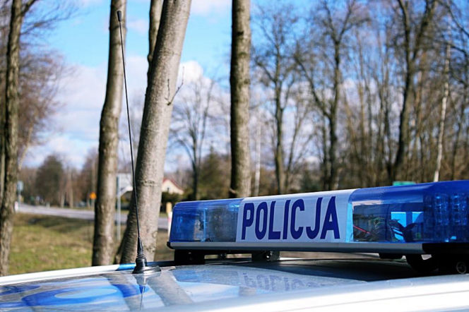 Dach radiowozu z niebieskim kogutem i napisem Policja. O akcji pod Łukowem przeczytasz na Eska Lublin.