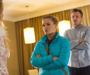 Na dobre i na złe odc. 557. Hana Goldberg (Kamilla Baar), Paula (Maja Bohosiewicz), Piotr Gawryło (Marek Bukowski)
