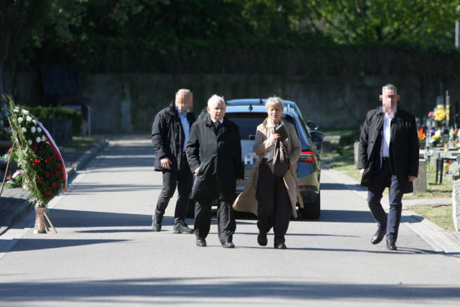 Jarosław Kaczyński na cmentarzu nie był sam. Pewna kobieta nie odstępowała go na krok