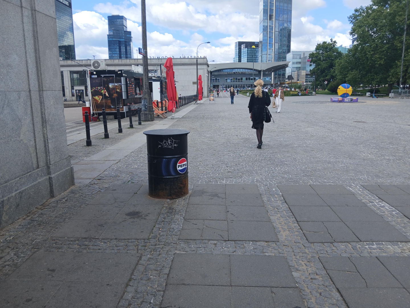 Chodnik łączący Dworzec Centralny i metro Centrum w Warszawie