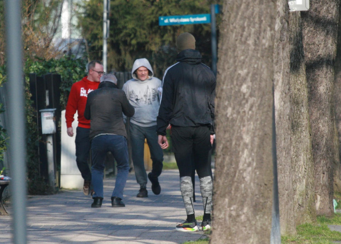 Pracowity poranek premiera Donalda Tuska. Zawiesił plakat i pobiegł dalej