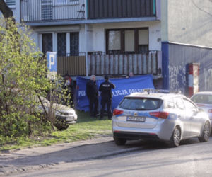 Łódź: Półtoraroczna dziewczynka wypadła z okna wieżowca. Ojciec był wtedy w kuchni