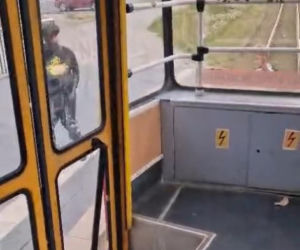 Skrajna nieodpowiedzialność w Łodzi. Młodzi chłopcy jechali na zewnątrz pędzącego tramwaju