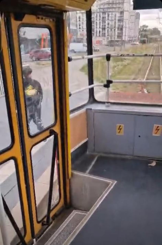 Skrajna nieodpowiedzialność w Łodzi. Młodzi chłopcy jechali na zewnątrz pędzącego tramwaju