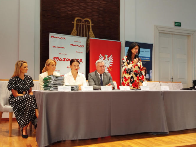 Dwie lokalne inwestycje z wysokim wsparciem unijnym. Umowy na budowę wiaduktu warszawskiego w Siedlcach i rozwój bioróżnorodności w Mrozach – już podpisane!