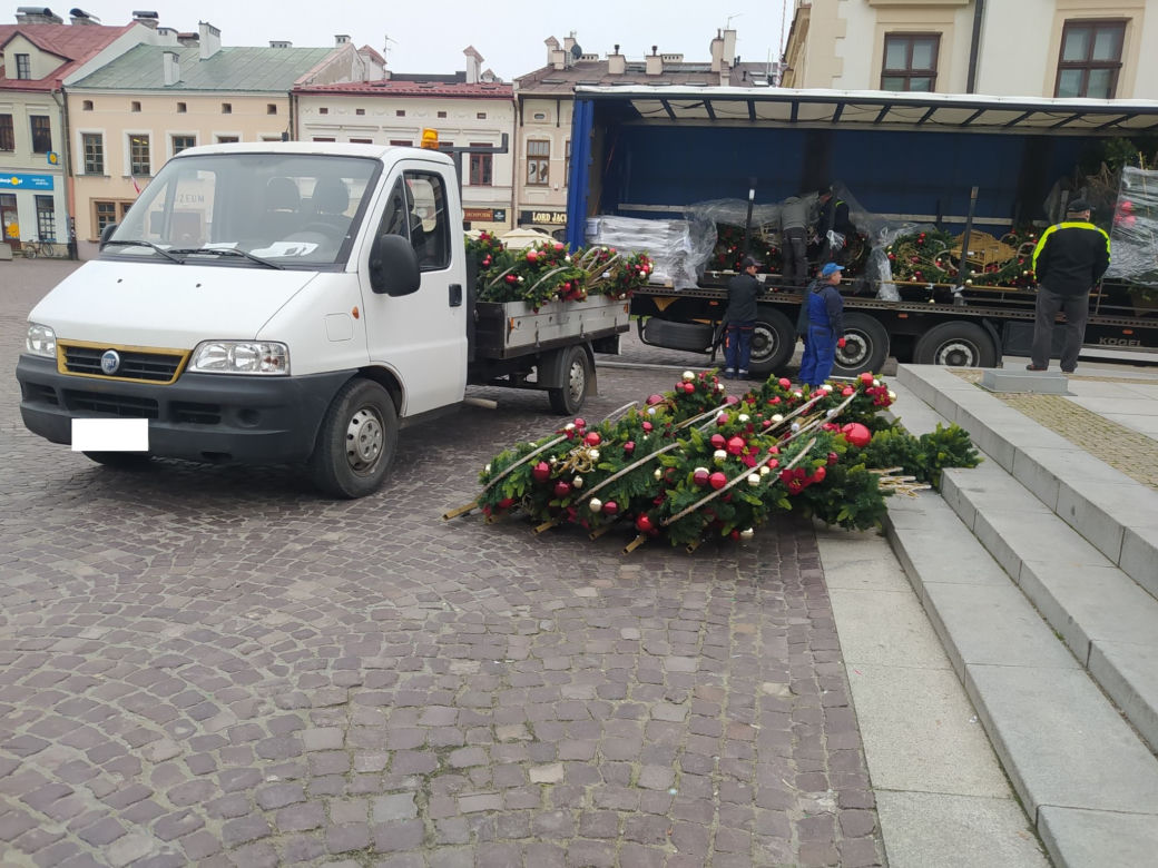 Rusza montaż oświetlenia w Rzeszowie. Choinka już na Rynku! 