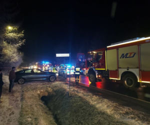 PILNE: Zablokowana droga nr 42. Zderzenie dwóch osobówek i dostawczego busa