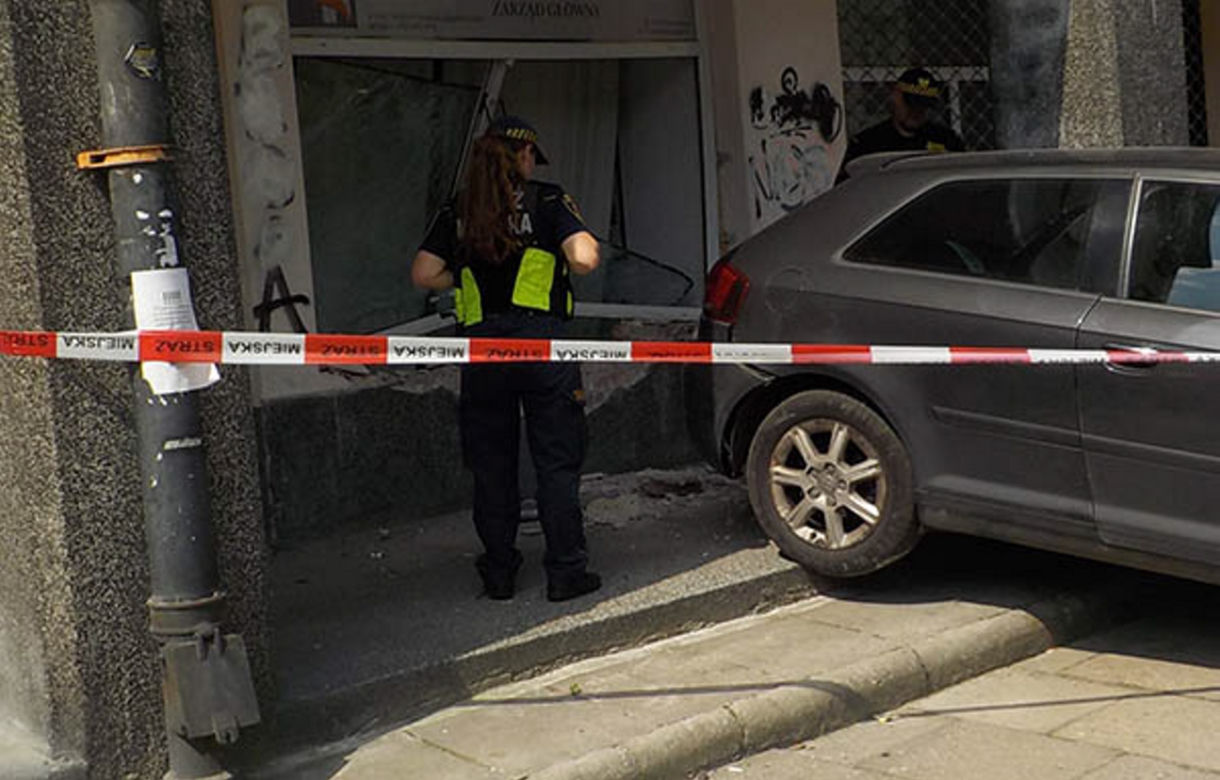 Pomyliła gaz z hamulcem i wjechała w sklep