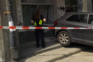 Pomyliła gaz z hamulcem i huknęła w kamienicę! Dziwaczna kolizja w centrum Warszawy