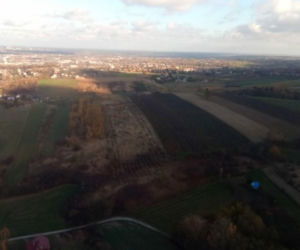 Sokół z Krakowa wypatrzył leżącego na ziemi mężczyznę. Dramatyczne chwile! [ZDJĘCIA]
