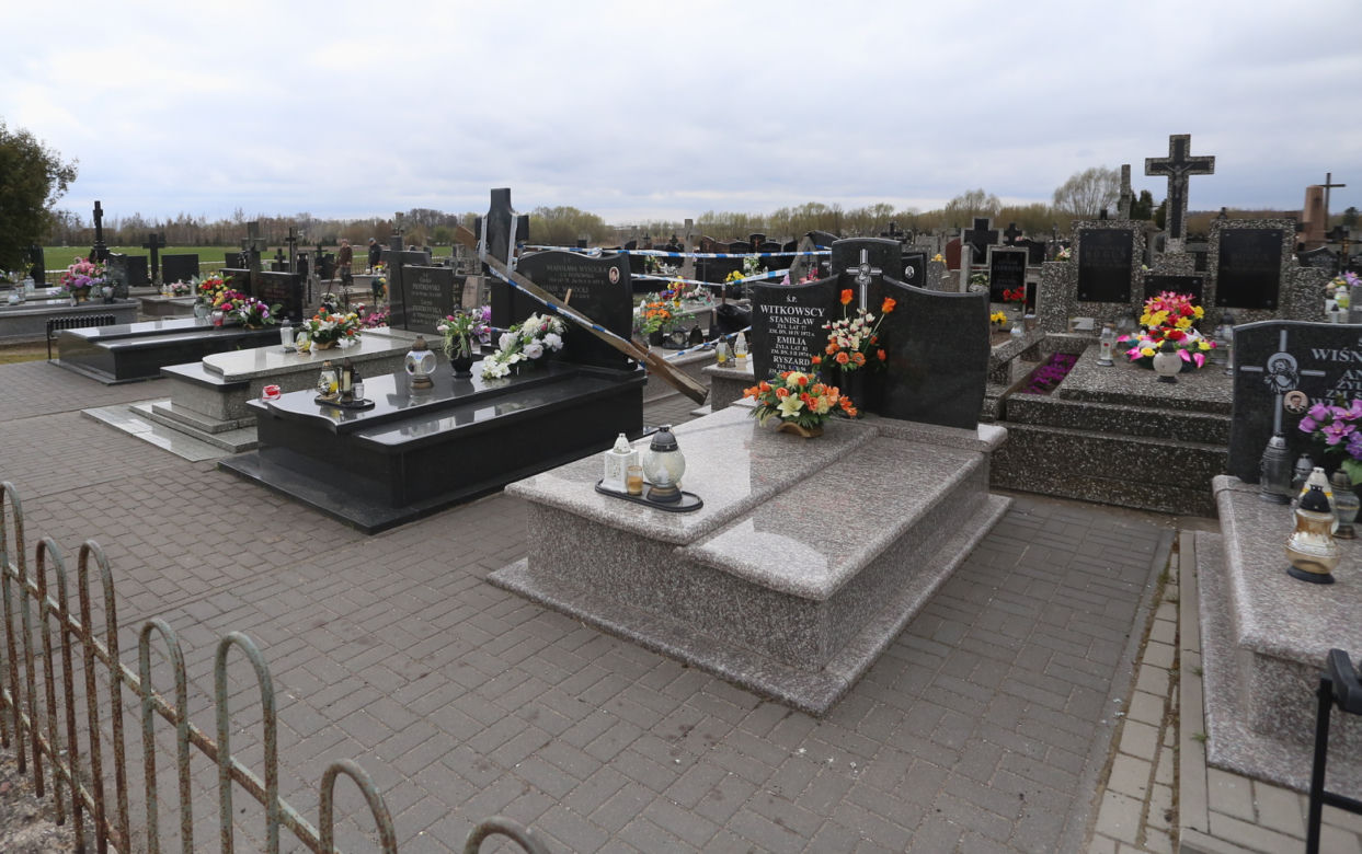 Płyta z nagrobka zabiła Milanka. Tragedia na cmentarzu. Pomnik zawalił się na 1,5 rocznego chłopca