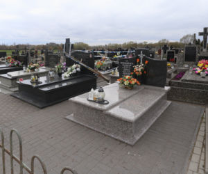 Płyta z nagrobka zabiła Milanka. Tragedia na cmentarzu. Pomnik zawalił się na 1,5 rocznego chłopca
