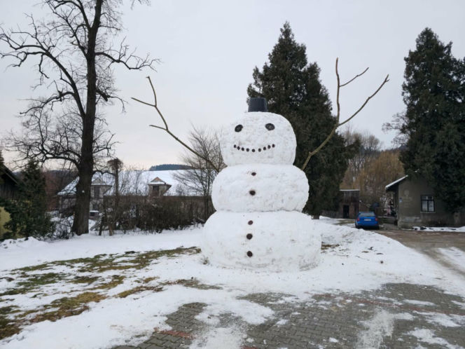 Gigantyczny bałwan jest wyższy od domu! Został atrakcją Małopolski