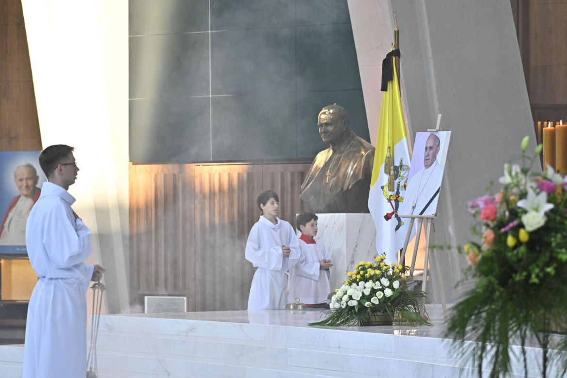 Warszawa żegna papieża Franciszka. Poruszające wpisy w Archikatedrze 