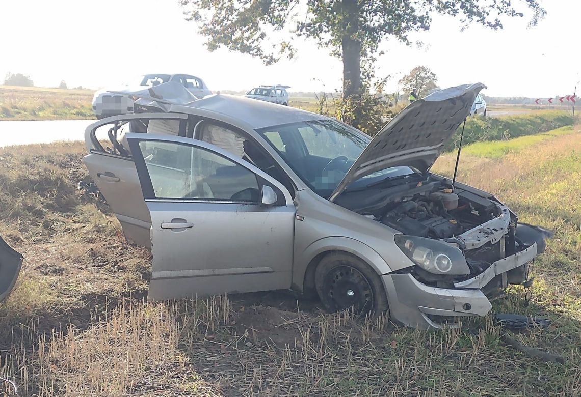 Śmiertelny wypadek pod Białą Podlaską. Opel wbił się w drzewo, kobieta zmarła w szpitalu