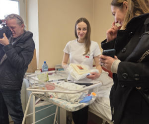 Kieleckie seniorki wydziergały kocyki dla wcześniaków