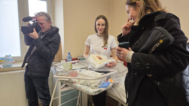 Kieleckie seniorki wydziergały kocyki dla wcześniaków