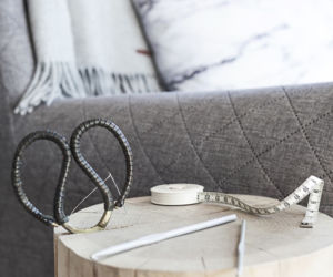 Salon z kuchnią w apartamencie w stylu skandynawskim
