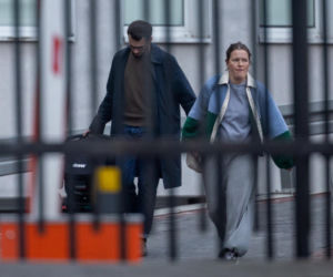 Olga Frycz wychodzi z dzieckiem ze szpitala