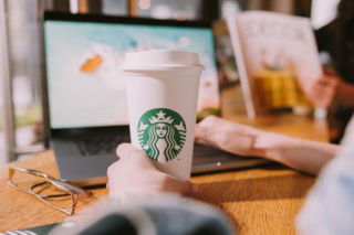 Od kawiarni po lokalne inicjatywy – Starbucks wspiera ludzi i planetę