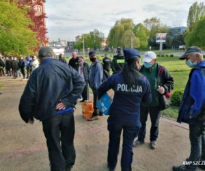 Policjanci rozdają maseczki bezdomnym