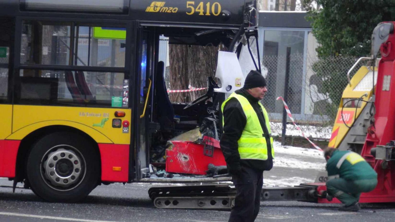 Czołowe zderzenie autokaru i autobusu miejskiego. Kabiny zmiażdżone, kierowcy w szpitalu