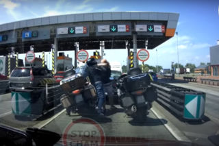 Kierowca pobił się z motocyklistą na autostradzie pod Wrocławiem. O co poszło? [WIDEO]