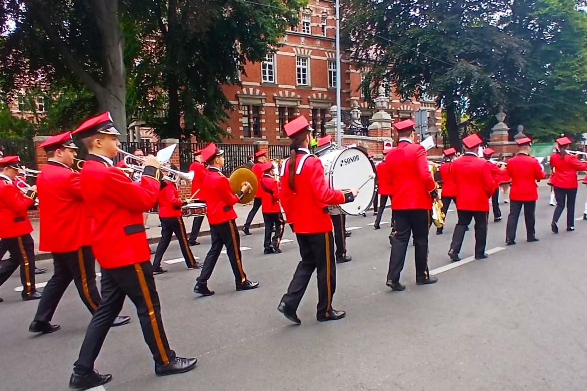 Przemarsz orkiestr dętych podczas finału TTSR 2024