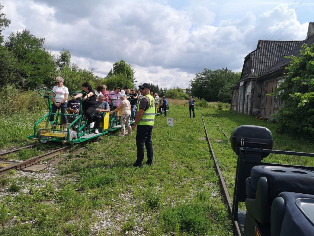 Jedyna taka atrakcja w Świętokrzyskiem. Odkryj drezyny rowerowe, które same jadą pod górkę