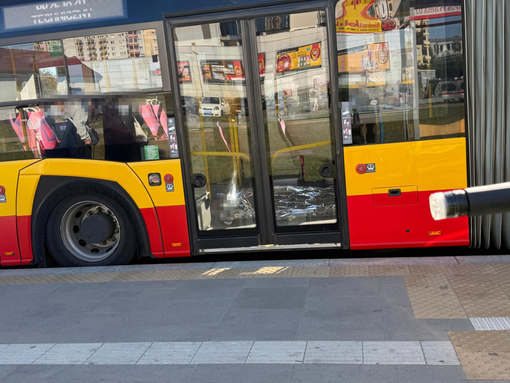 Pasażerowie jechali autobusem z martwym mężczyzną