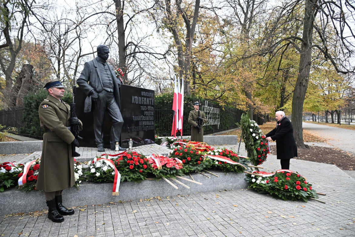 Jarosław Kaczyński wraz z delegacją PiS złożył wieńce przed pomnikami Ojców Niepodległości