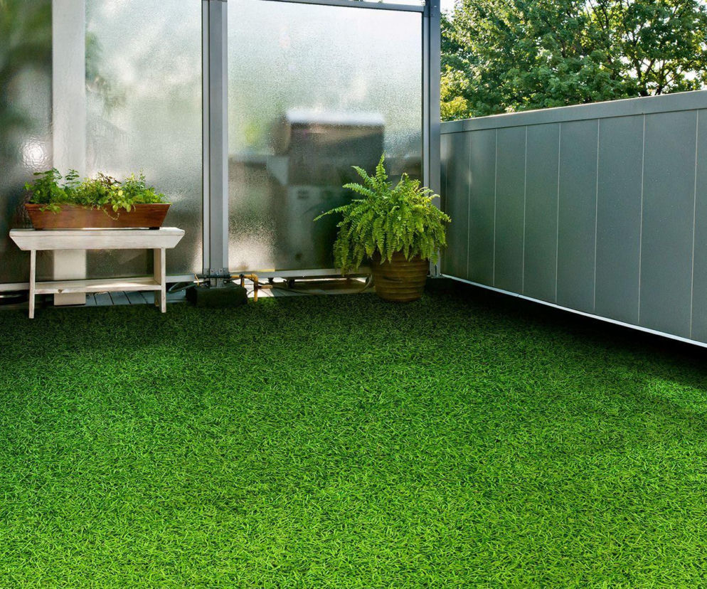 Sztuczna trawa na balkonie – wygodne rozwiązanie, ale nie dla każdego. Sprawdź, kiedy ma sens