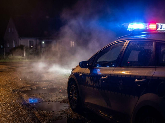 Policyjny radiowóz na miejscu interwencji nocą