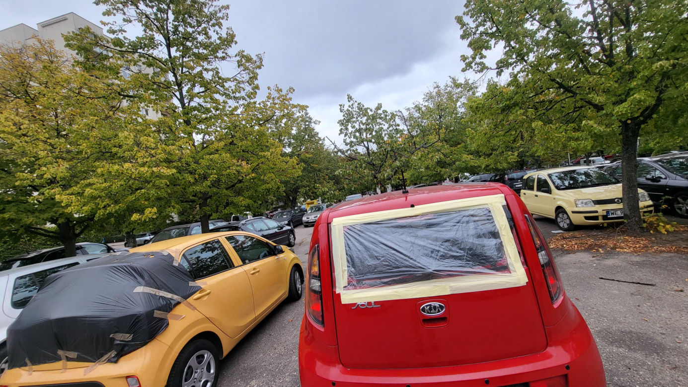 Zdewastowane auta na parkingu w Warszawie