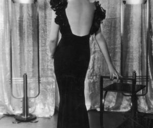 Sylwestrowe bale w II RP. Elegancja, szampan i mazur o północy