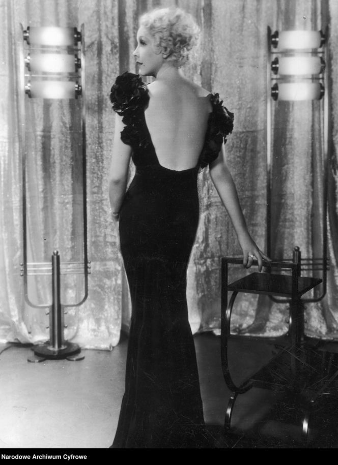 Sylwestrowe bale w II RP. Elegancja, szampan i mazur o północy