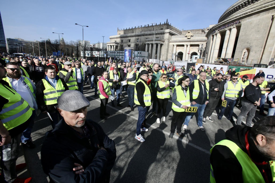 Wielki protest taksówkarzy w centrum Warszawy. Chcą podniesienia stawek!