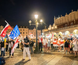 Manifestacja Białorusinów na rynku w Krakowie. Precz z Łukaszenką!