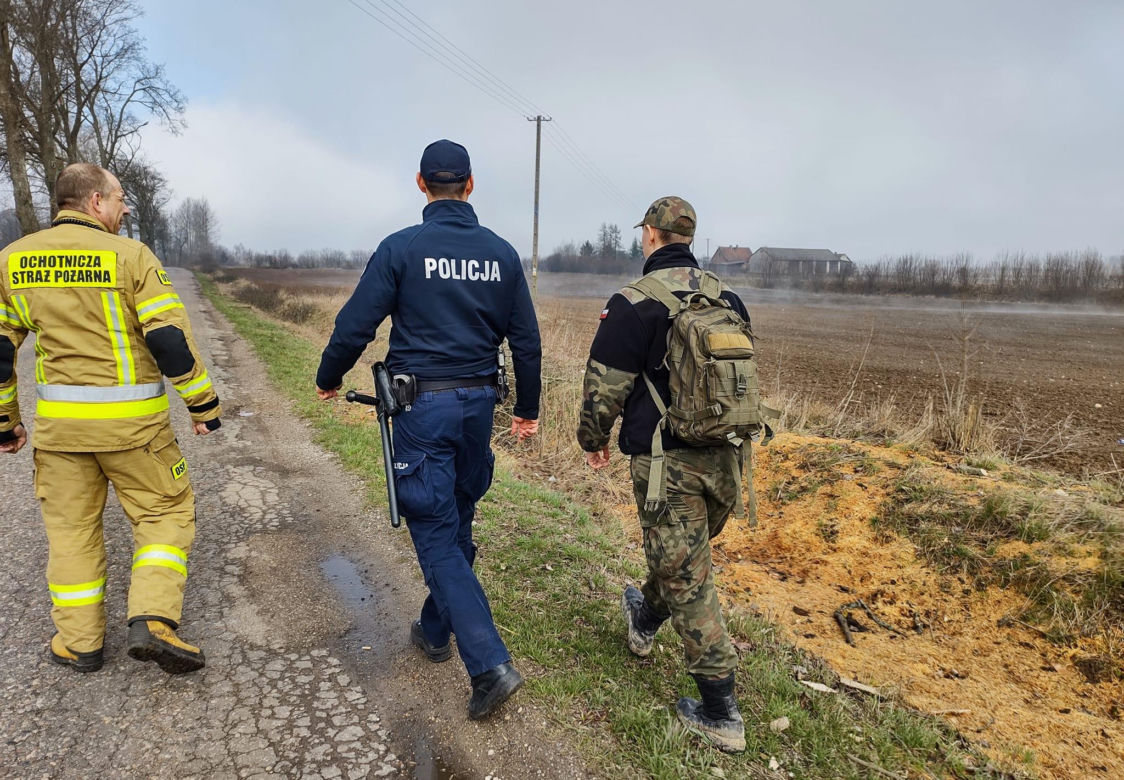 Tragiczny finał poszukiwań. Ciało mężczyzny znalezione na podmokłym polu