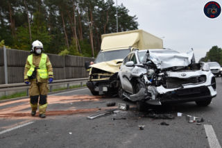 Wypadek pod Warszawą. Osobówka ZMIAŻDŻONA przez dwa potężne auta! 