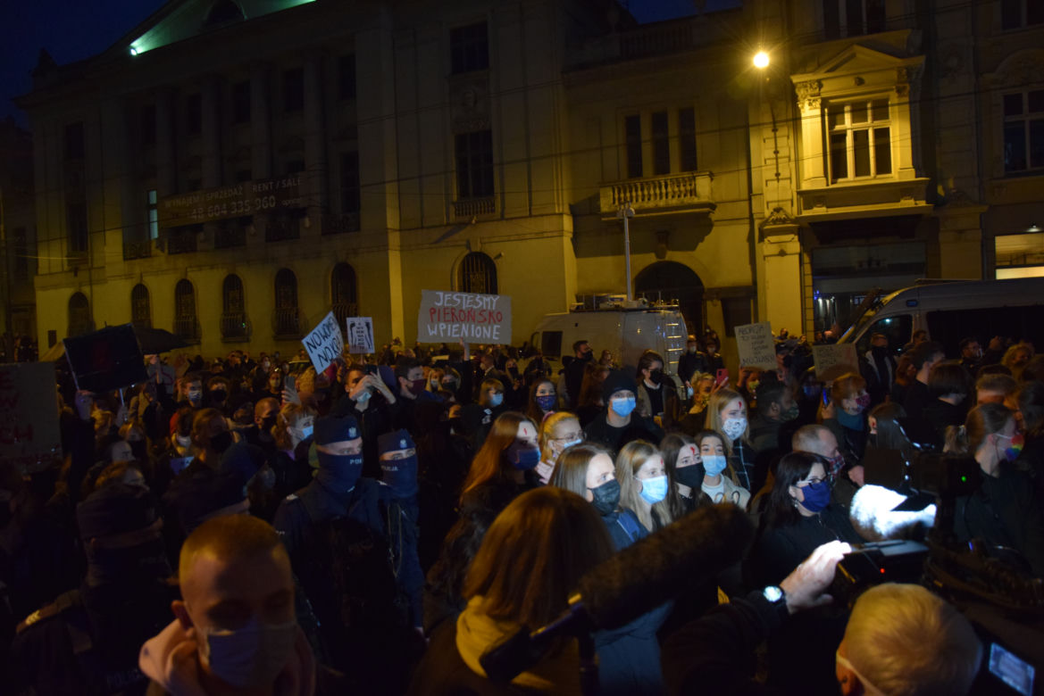 Protest kobiet w Katowicach. Tłumy strajkują przeciwko zakazowi aborcji