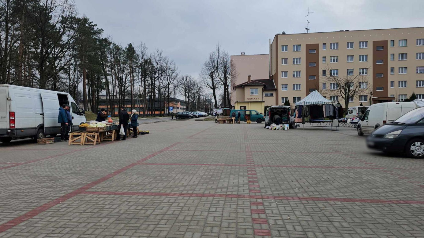 Pustki na targowisku w Nowej Dębie