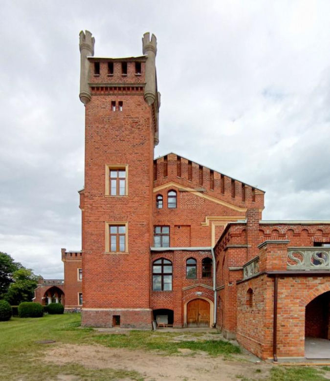 Ten pałac w woj. warmińsko-mazurskim wygląda jak z bajki. Powstał w XIX wieku