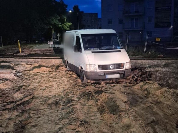Pijany kierowca dostawczaka utknął na przejeździe kolejowym! Miał 2 promile i sporo szczęścia