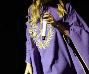 Jared Leto przebrany za księdza