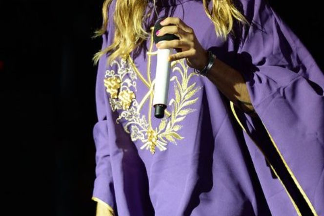 Jared Leto przebrany za księdza