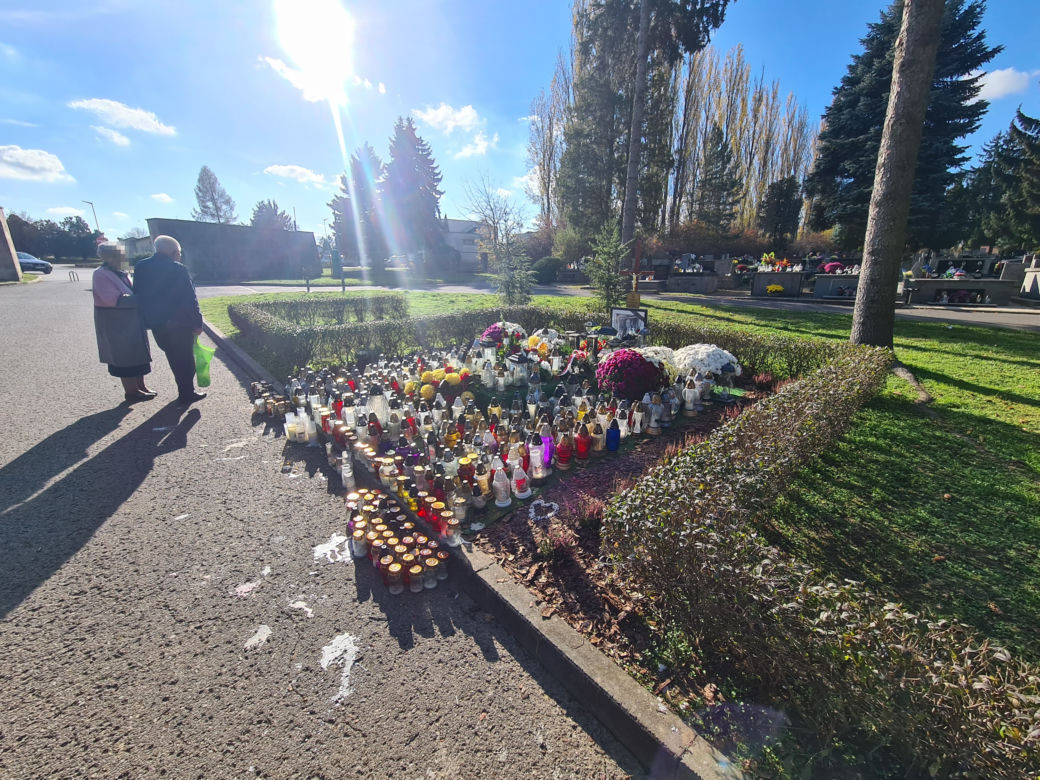 Rzeszów. Ogrom zniczy na mogile Tadeusza Ferenca [GALERIA]